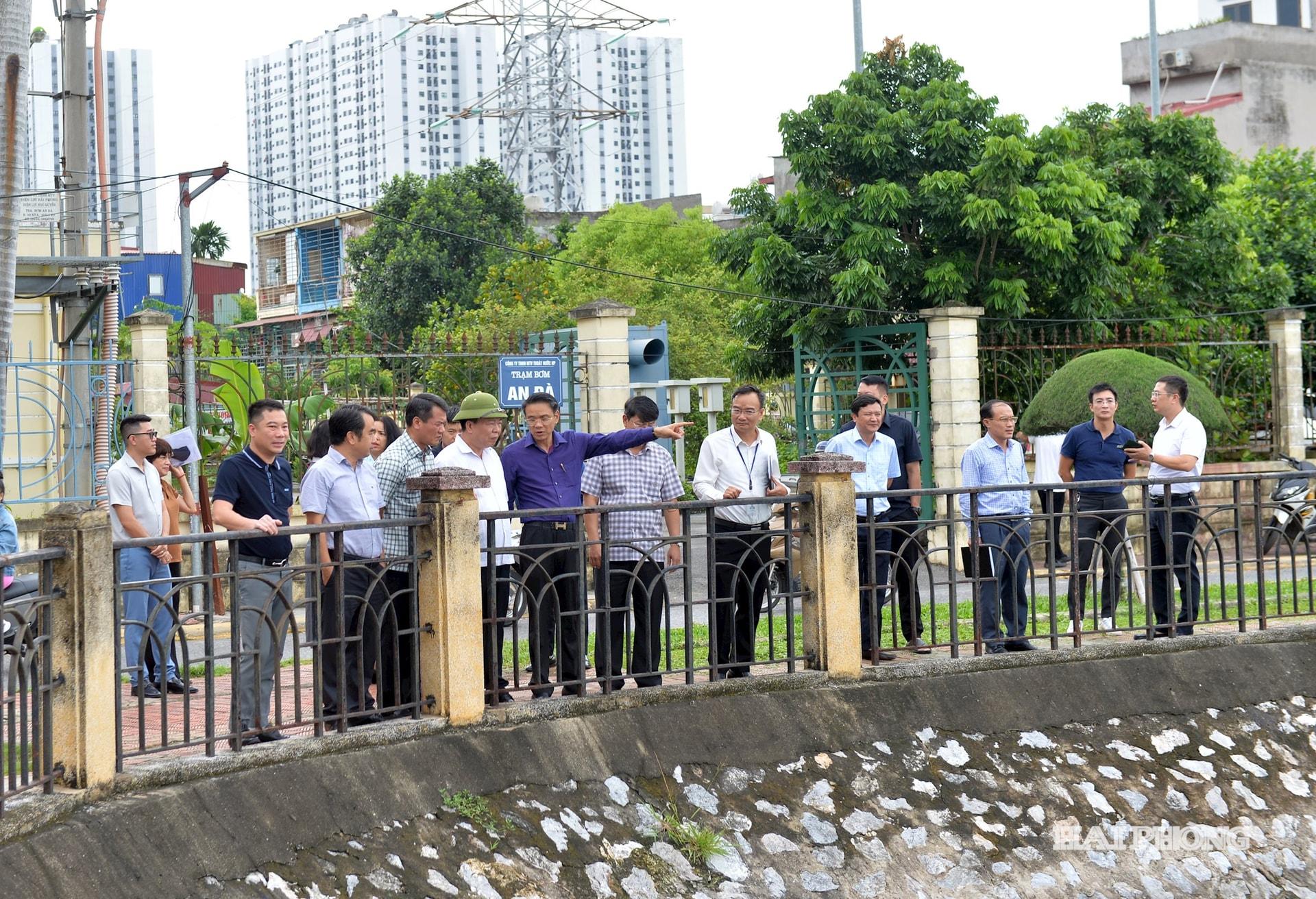 Đoàn công tác kiểm tra thực tế tại ồ An Biên. Ảnh: PHAN TUẤN