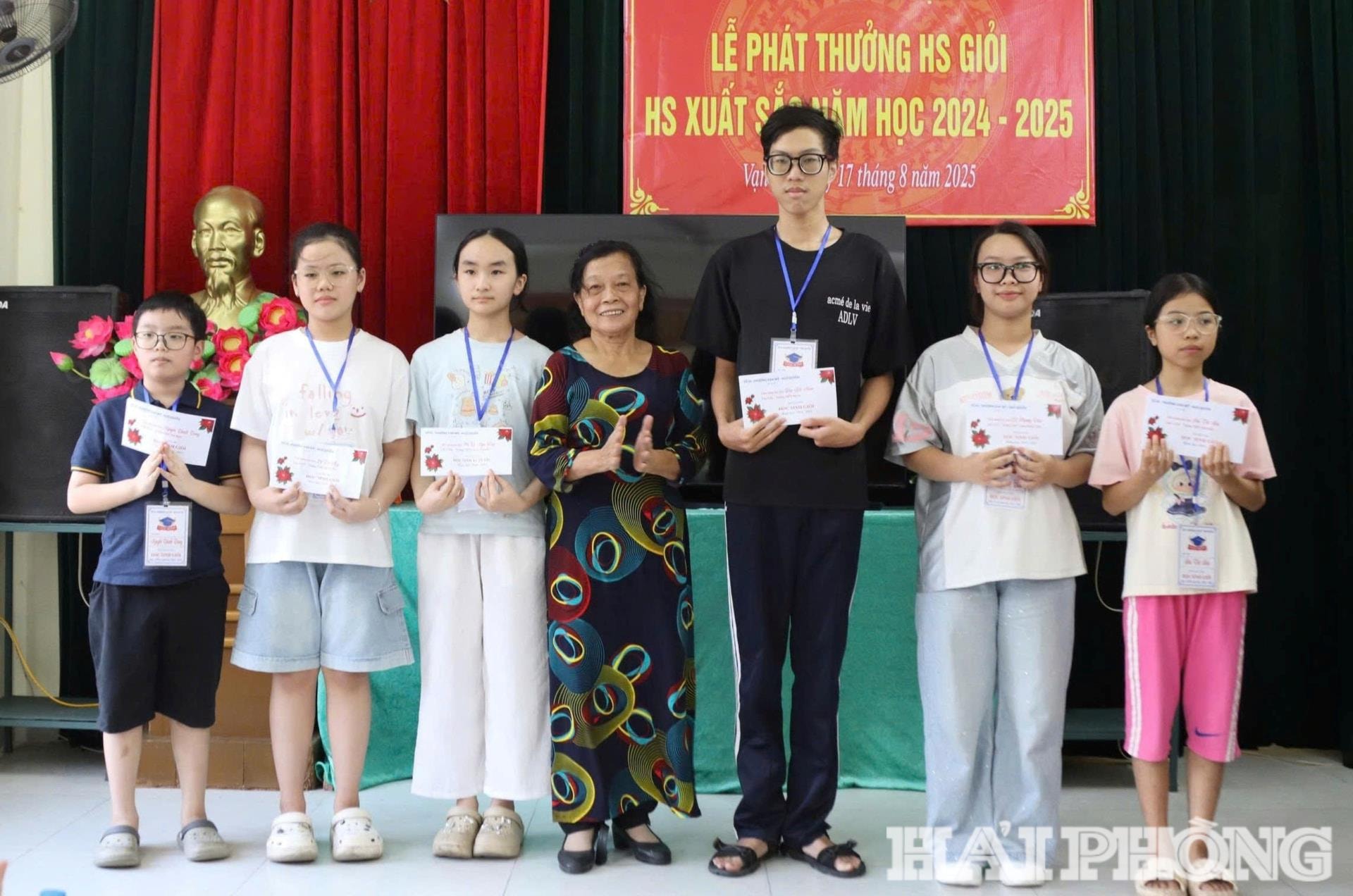 Sự khen thưởng, động viên kịp thời của Tổ dân phố số 34 (phường Ngô Quyền) góp phần khích lệ con em trong tổ thêm nỗ lực học tập