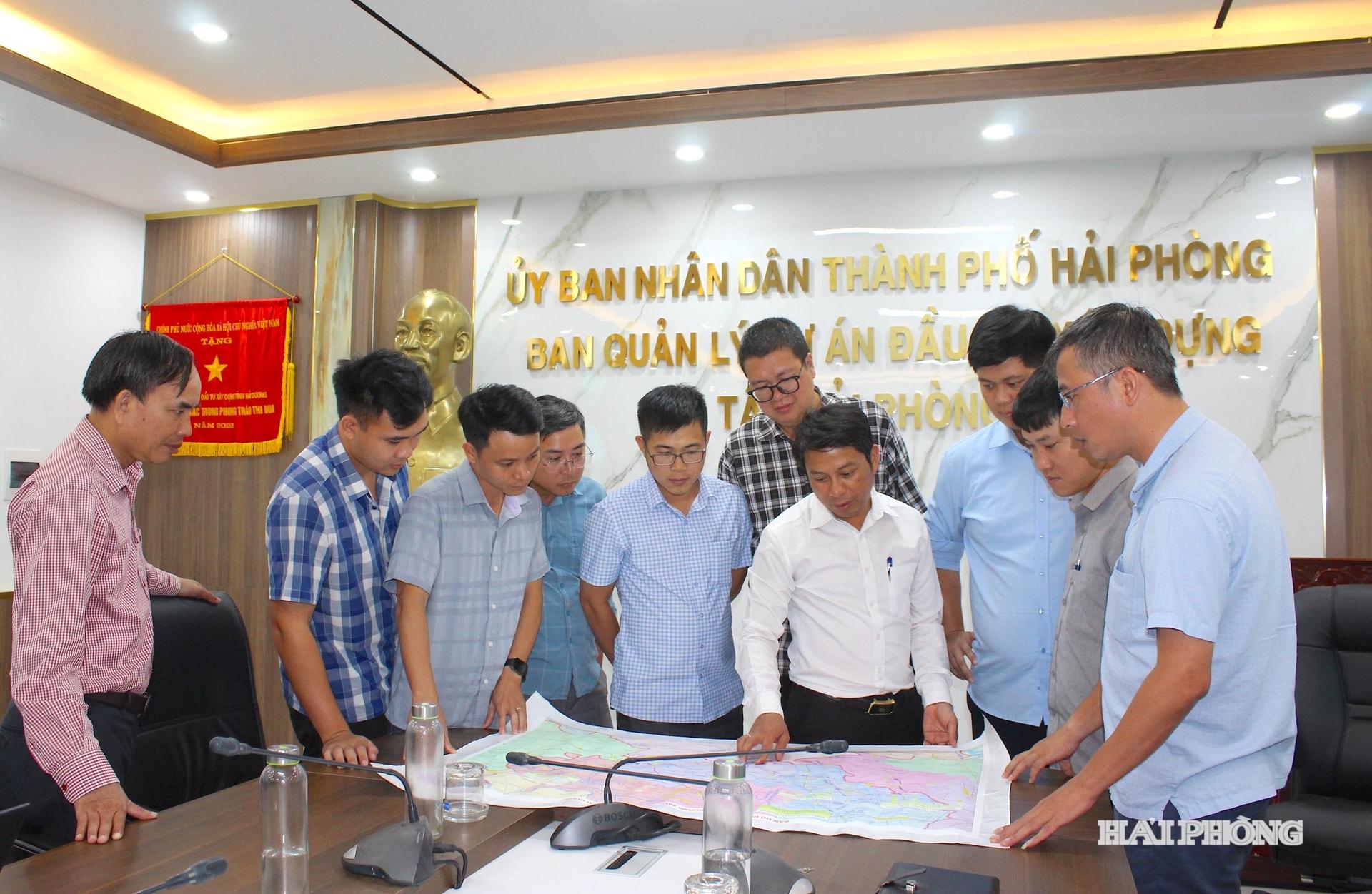 Cán bộ, viên chức, người lao động tại Phòng Điều hành dự án 2, Ban Quản lý dự án đầu tư xây dựng Tây Hải Phòng rà soát công trình trọng điểm nhiệm kỳ 2020 - 2025.