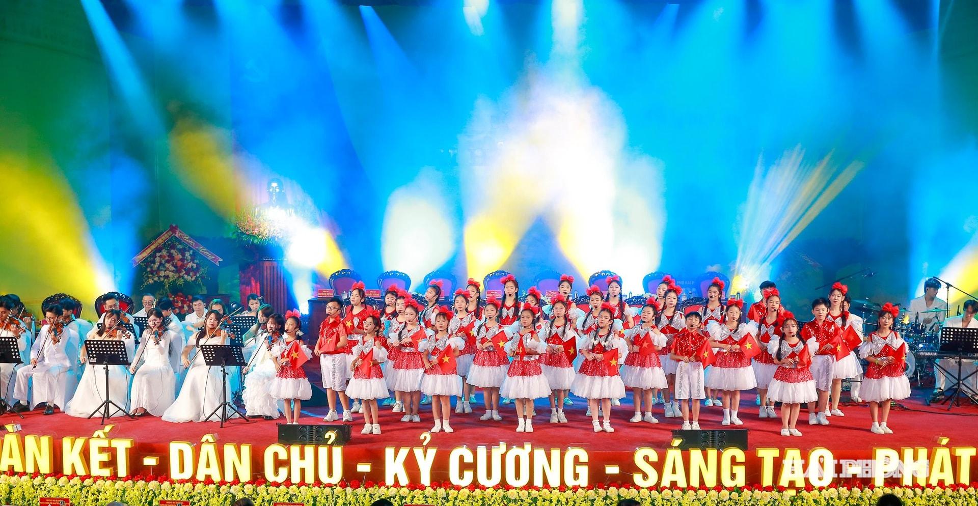 Các tiết mục văn nghệ hoành tráng góp phần làm nên thành công chung của đại hội