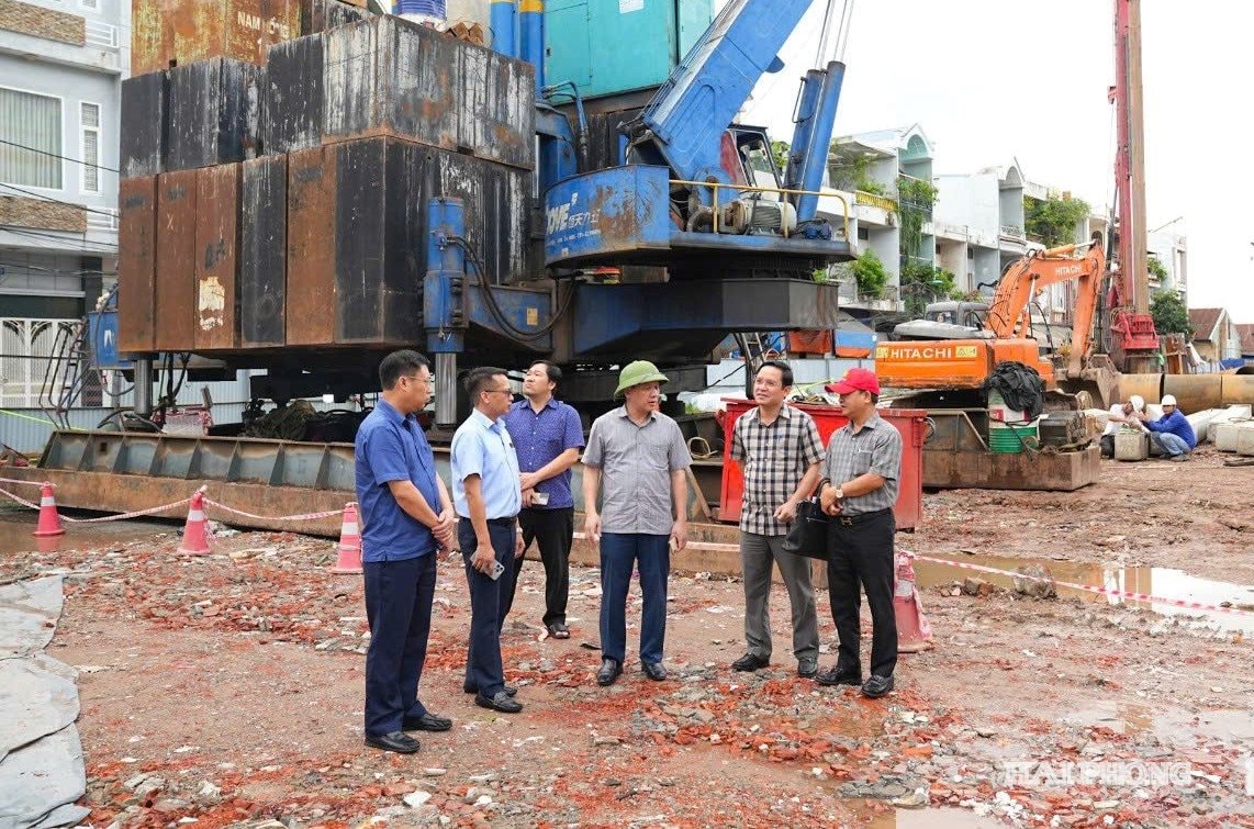 Lãnh đạo phường Ngô Quyền kiểm tra, đôn đốc giải phóng mặt bằng Dự án xây dựng cầu Nguyễn Trãi.