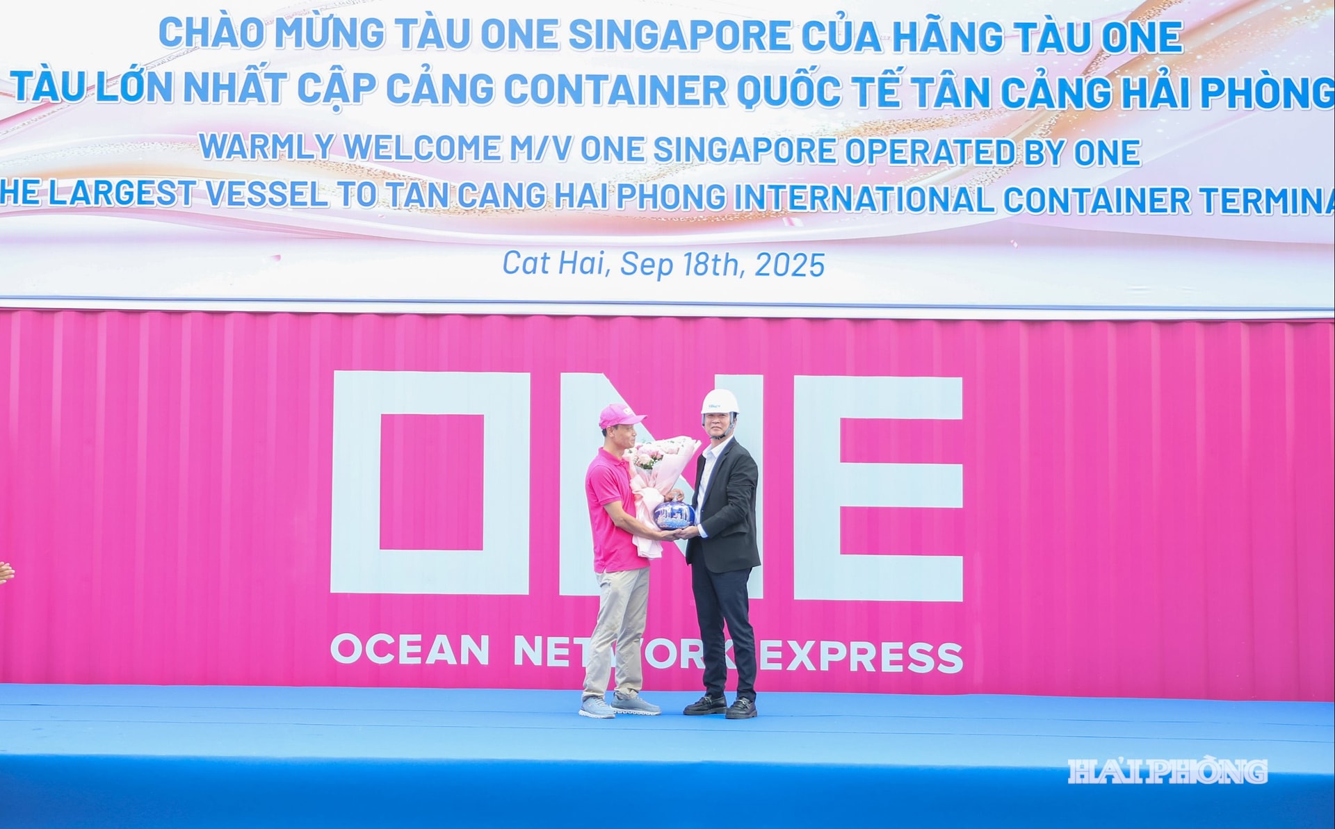 Đại diện cảng TC-HITC trao quà tặng hãng tàu