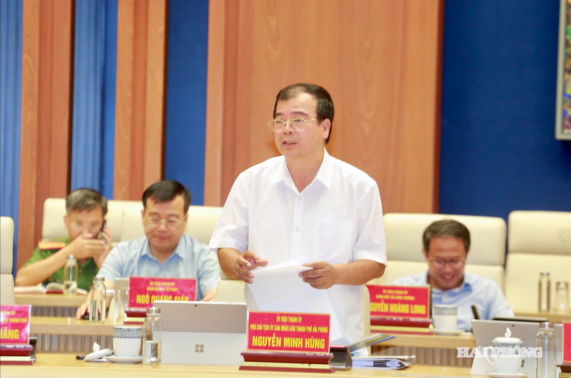 Đồng chí Nguyễn Minh Hùng, Phó chủ tịch UBND thành phố trình bày đề án “xây dựng thành phố Hải Phòng thành thành phố không ma tuý”