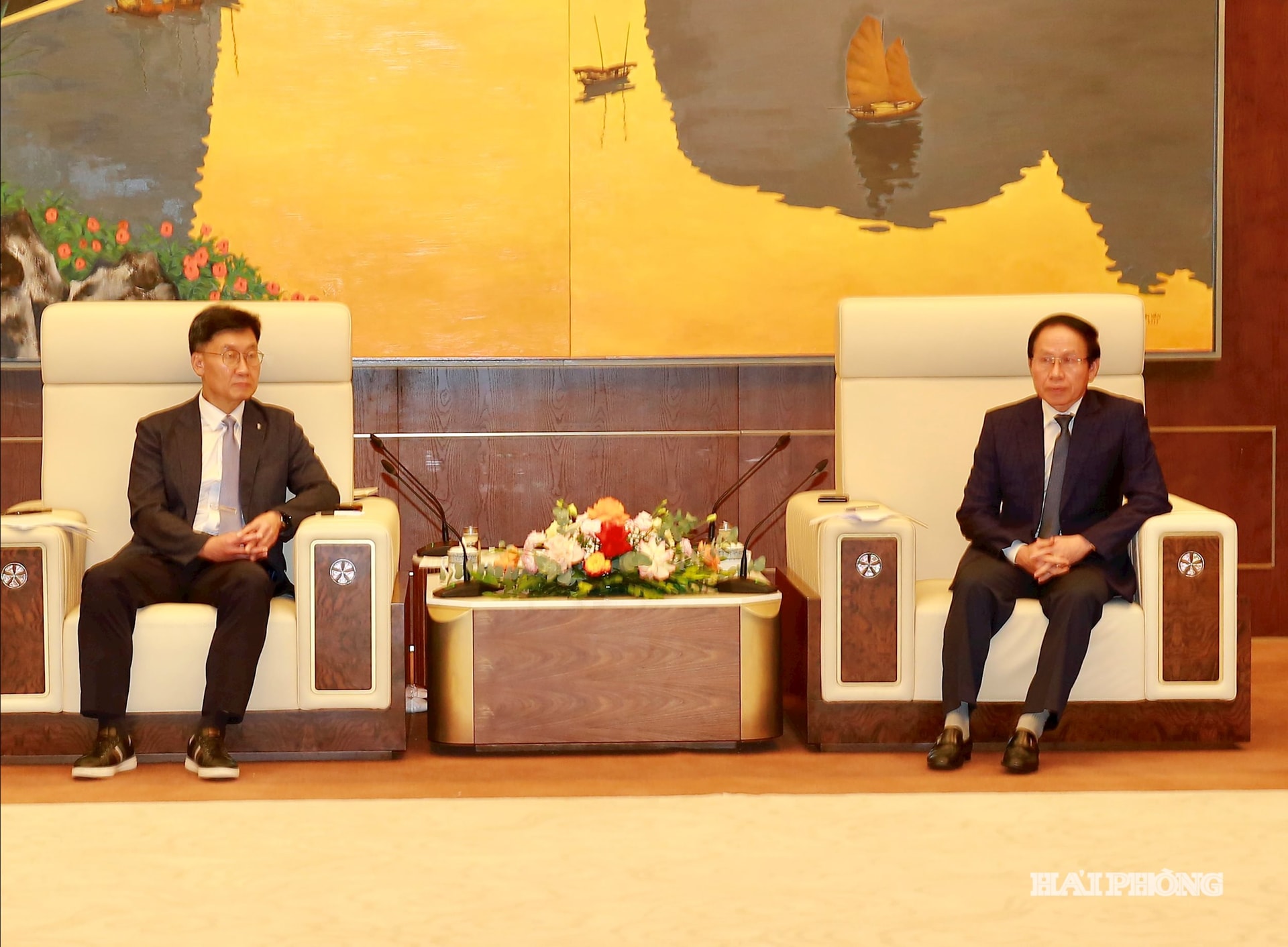 Đồng chí Lê Tiến Châu, Uỷ viên Trung ương Đảng, Bí thư Thành uỷ, Trưởng đoàn đại biểu Quốc hội Hải Phòng tiếp và làm việc với Tiến sĩ Chang Joon Yeon, Phó viện trưởng Viện KIST đến thăm và làm việc tại Hải Phòng