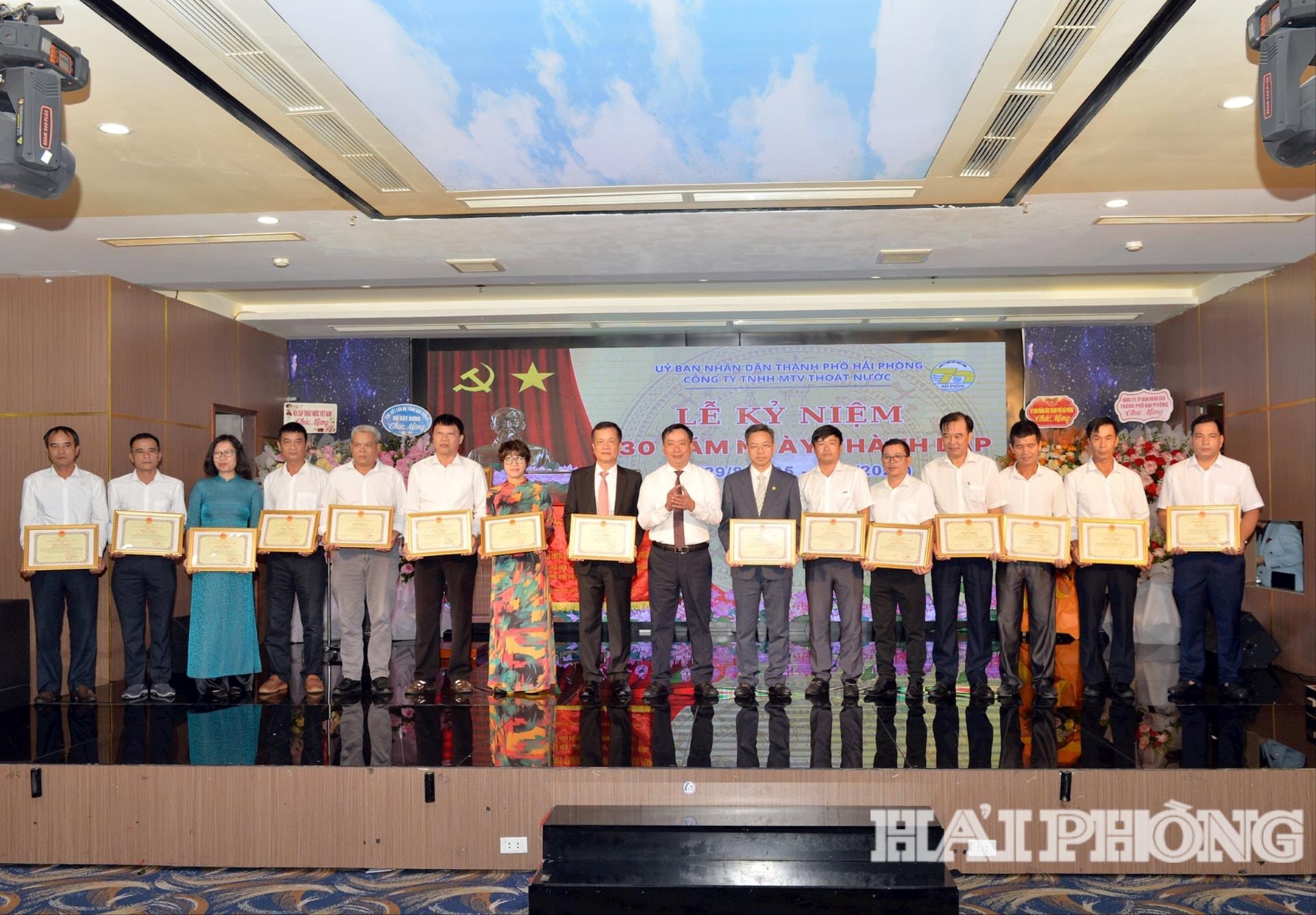 Đồng chí Trần Văn Quân, Phó chủ tịch UBND thành phố trao Bằng khen của UBND thành phố tặng các tập thể, cá nhân có thành tích xuất sắc.