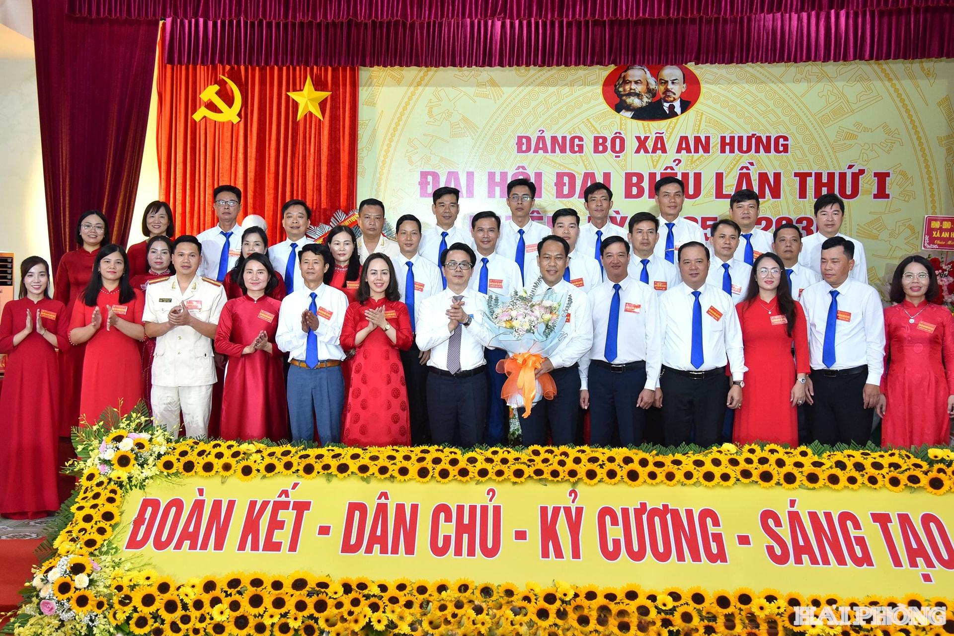 Ban Chấp hành Đảng bộ xã An Hưng ra mắt đại hội.