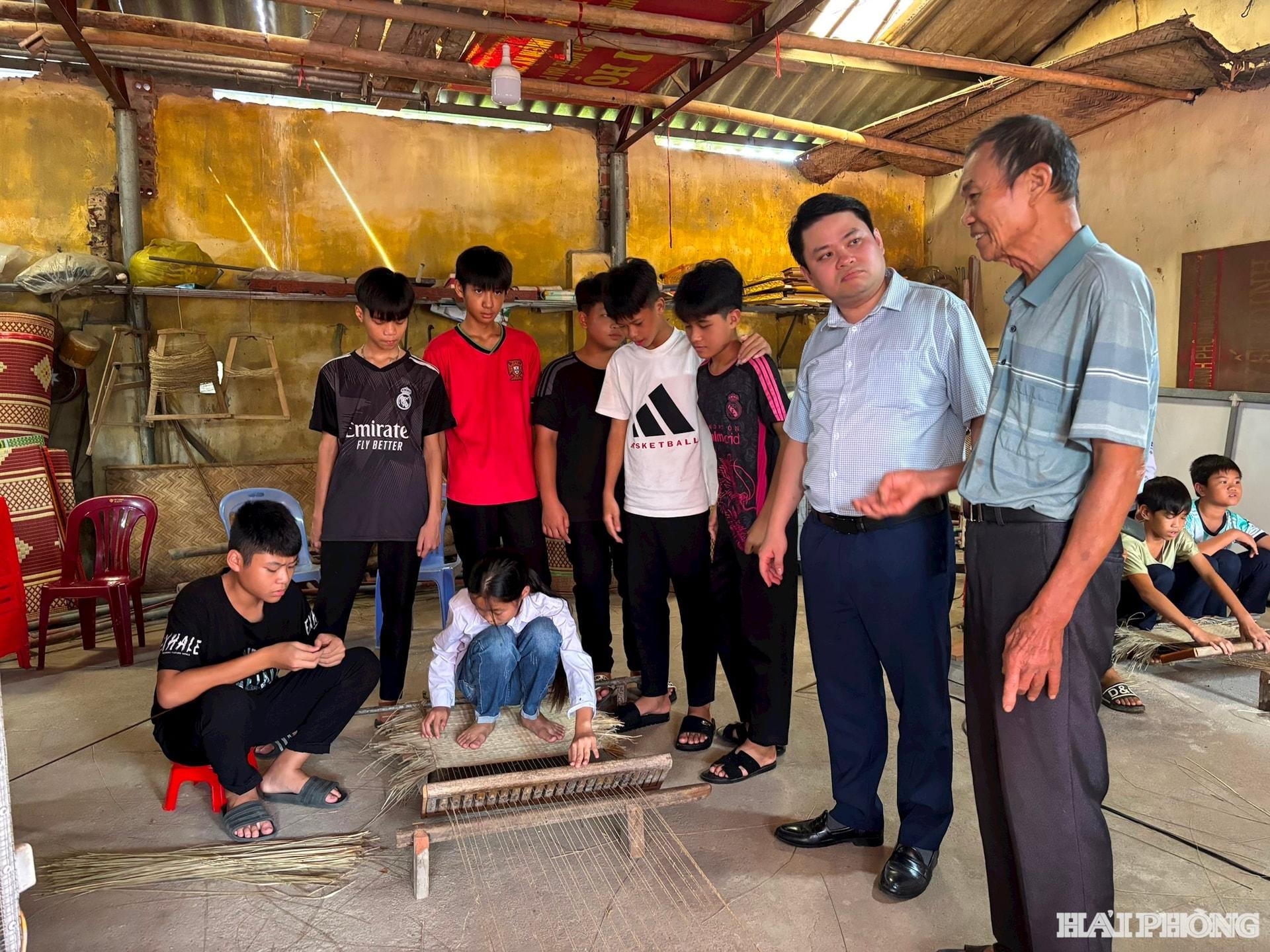 Nghệ nhân làng nghề Bảo Hà giới thiệu quy trình dệt chiếu cói