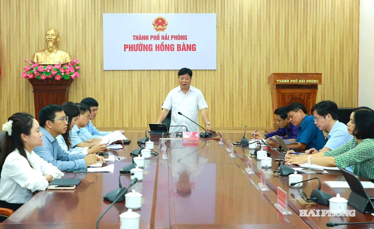 Đồng chí Nguyễn Khắc Toản, Phó chủ tịch HĐND thành phố chủ trì phát biểu tại chương trình làm việc với phường Hồng Bàng