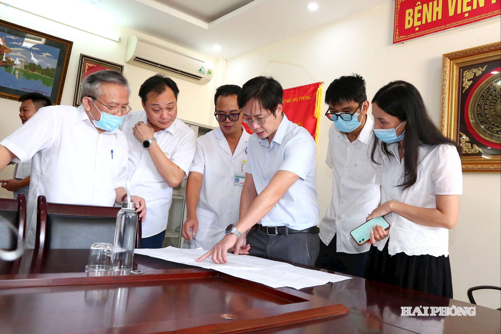 Đoàn giám sát của Ban Kinh tế Ngân sách HĐND thành phố kiểm tra giám sát Bệnh viện Phổi Hải Phòng. Ảnh Đỗ Hiền