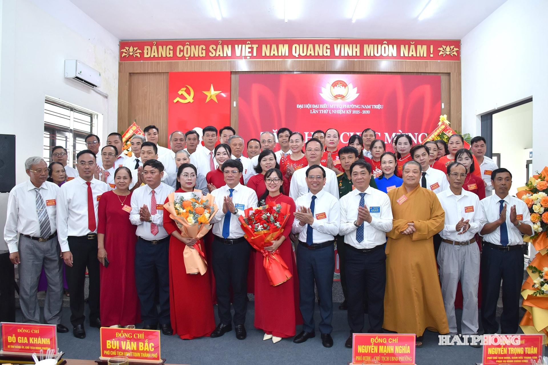 Ủy ban MTTQ phường Nam Triệu nhiệm kỳ 2025 - 2030 ra mắt Đại hội.