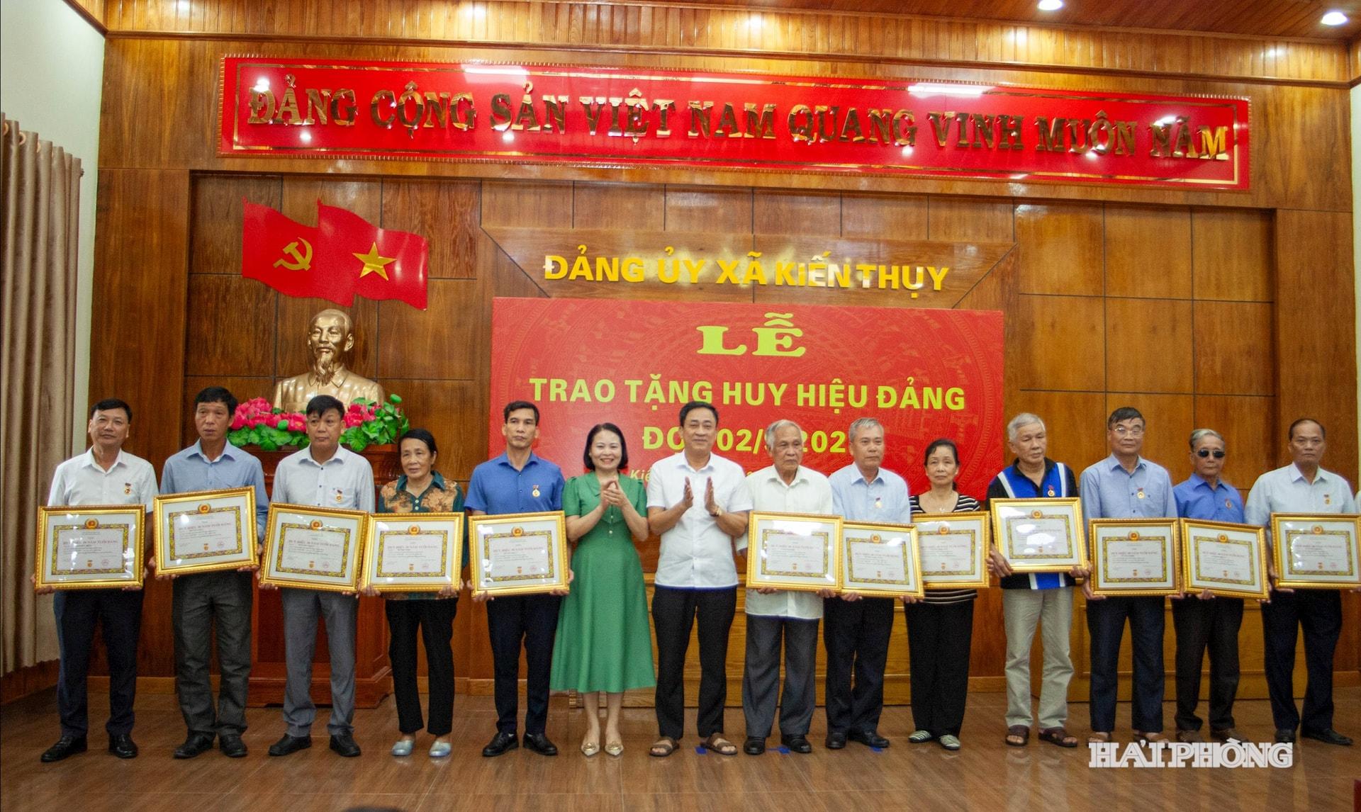 Lãnh đạo Đảng ủy xã trao huy hiệu đảng tặng các đảng viên