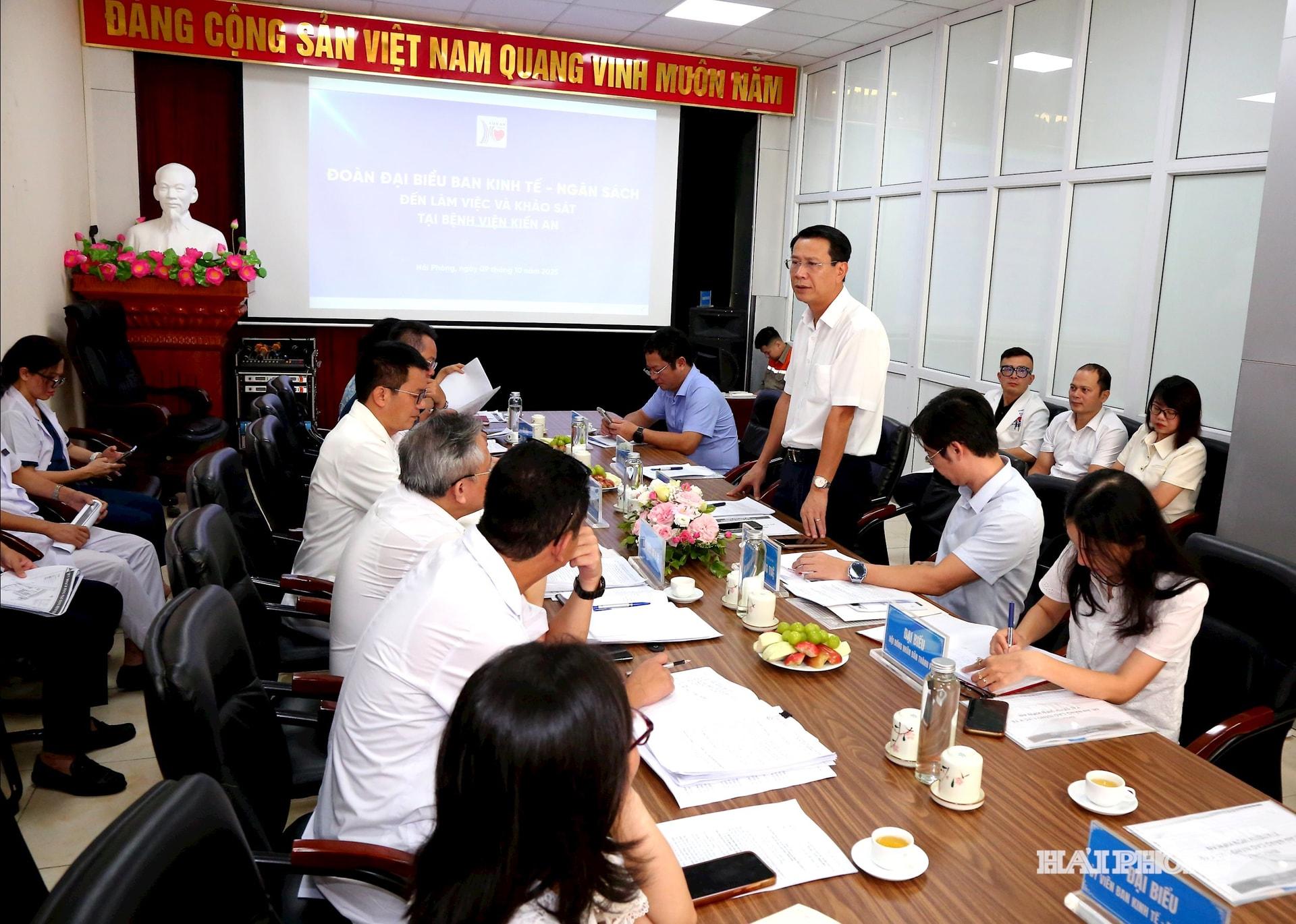 Đồng chí Bùi Đức Quang, Thành ủy viên, Phó chủ tịch HĐND thành phố làm việc với Sở Y tế về kết quả thực hiện các dự án đầu tư công. Ảnh Đỗ Hiền