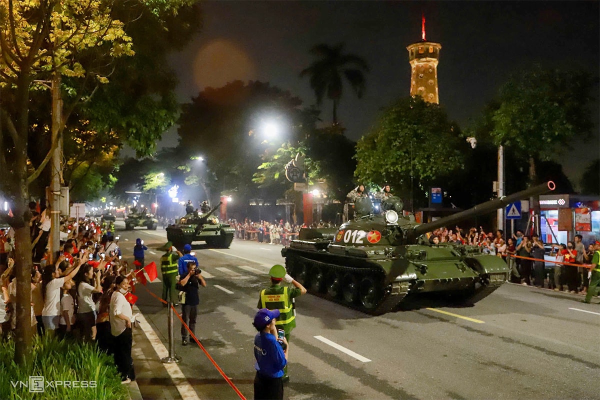 Đoàn Tăng – Thiết giáp tiến qua đường Điện Biên Phủ, đoạn trước Cột cờ Hà Nội, trong tiếng reo hò cổ vũ của người dân tối 27/8. Ảnh: Võ Thạnh