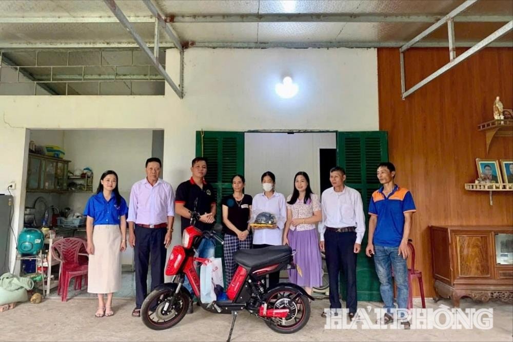 Đại diện lãnh đạo Ủy ban Mặt trận Tổ quốc Việt Nam xã Vĩnh Am tiếp nhận xe đạp điện do Đại lý Xe điện Befoall Thanh Bình ủng hộ