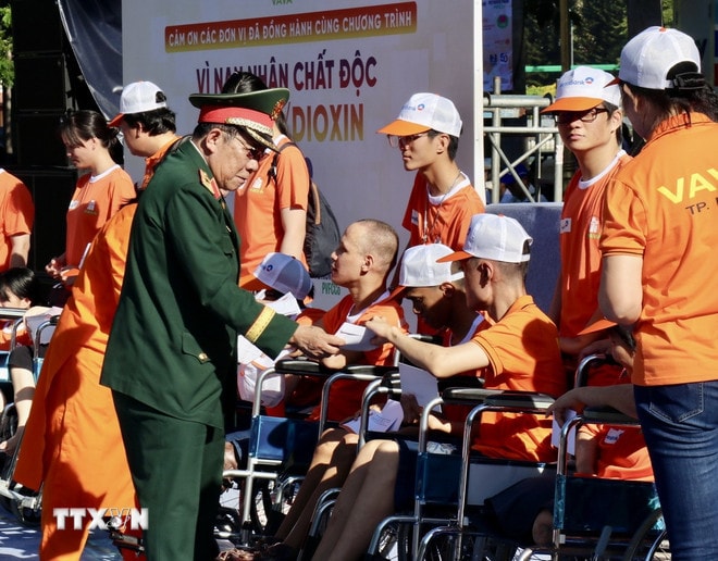 Lãnh đạo Hội nạn nhân chất độc da cam/dioxin Việt Nam tặng quà cho nạn nhân da cam tại chương trình đi bộ đồng hành ttxvn-di-bo-dong-hanh-vi-nan-nhan-chat-doc-da-camdioxin-tai-thanh-pho-ho-chi-minh3.jpg