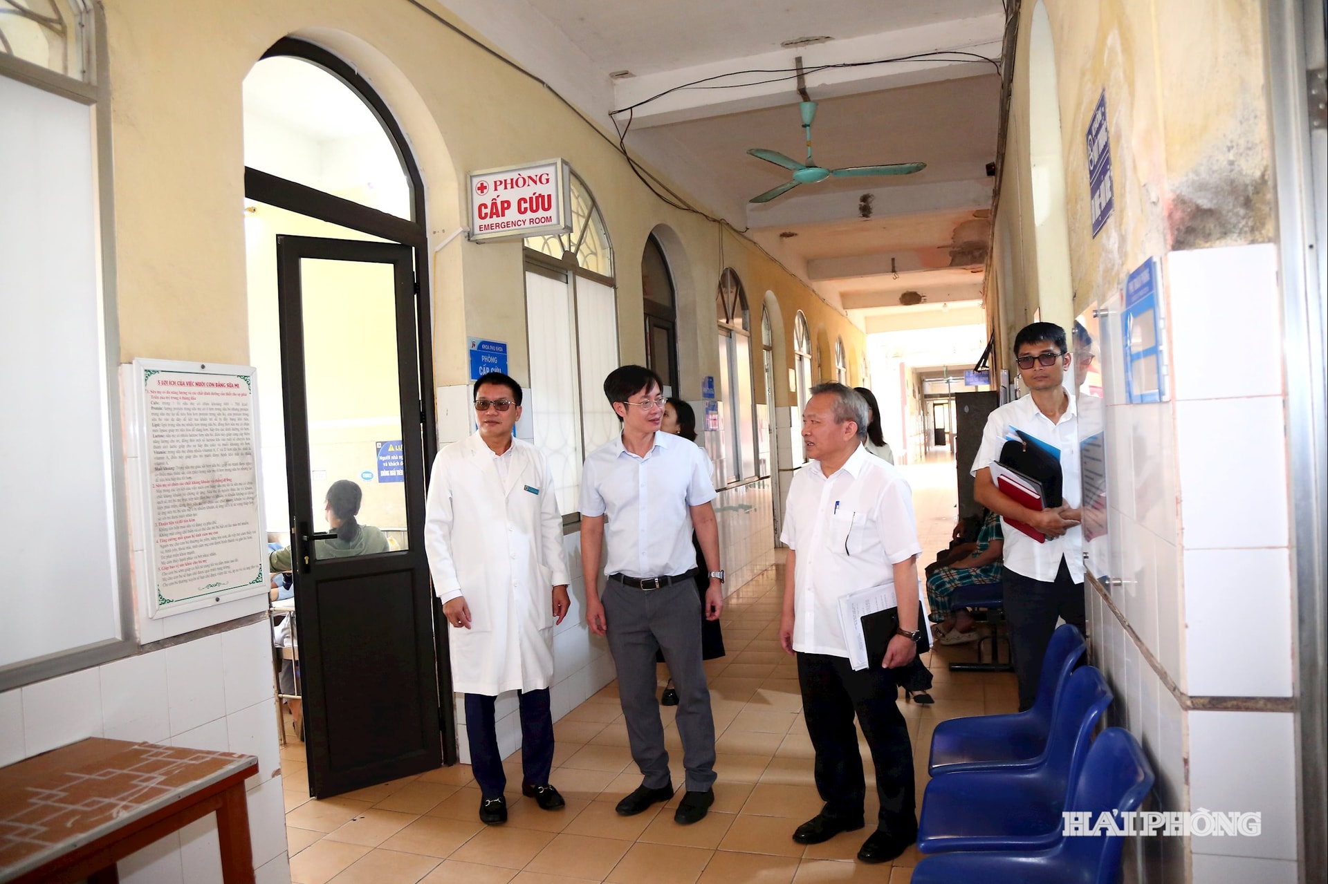 Đoàn giám sát của Ban Kinh tế Ngân sách HĐND thành phố kiểm tra giám sát Bệnh viện Kiến An. Ảnh Đỗ Hiền