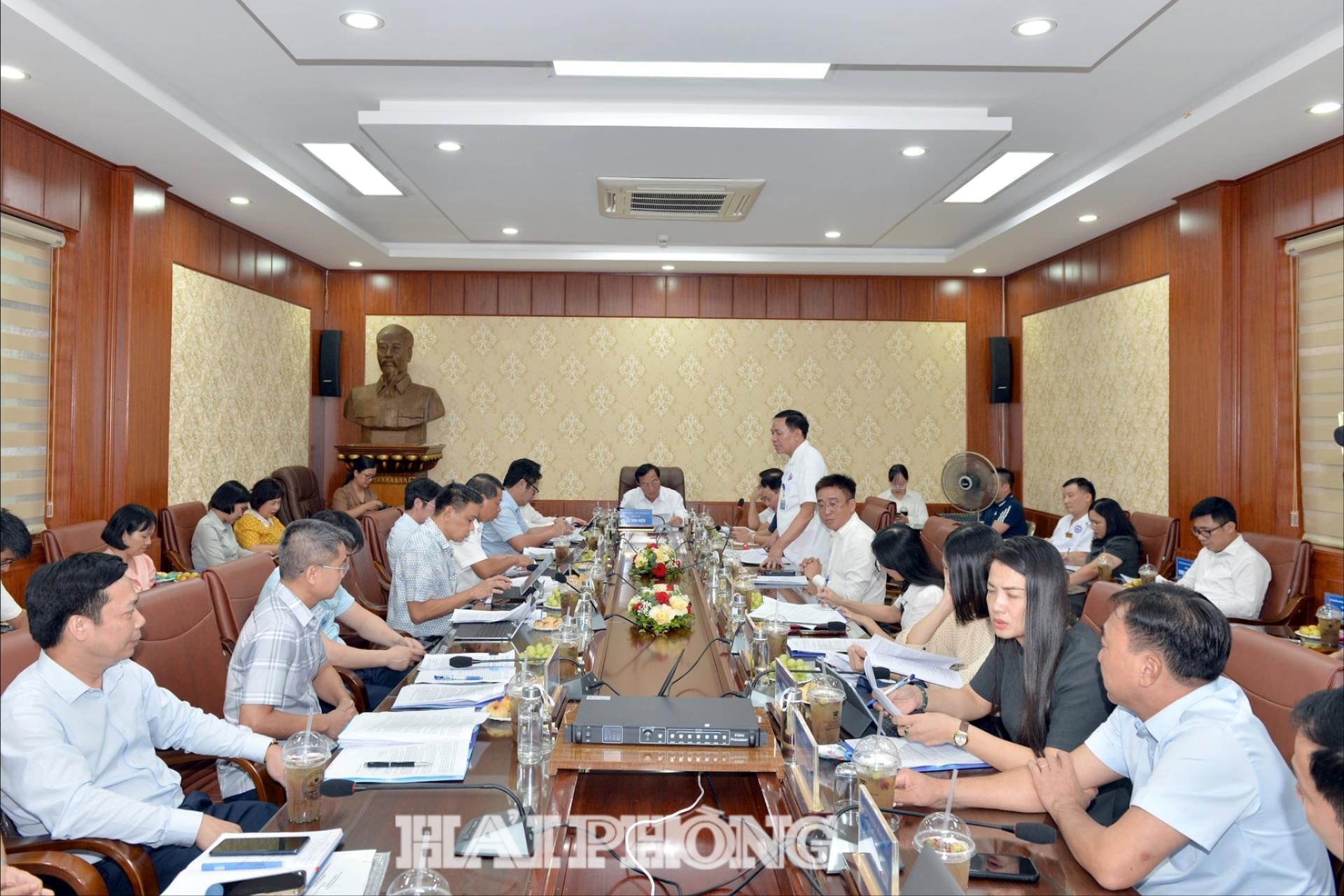 Quang cảnh cuộc làm việc.