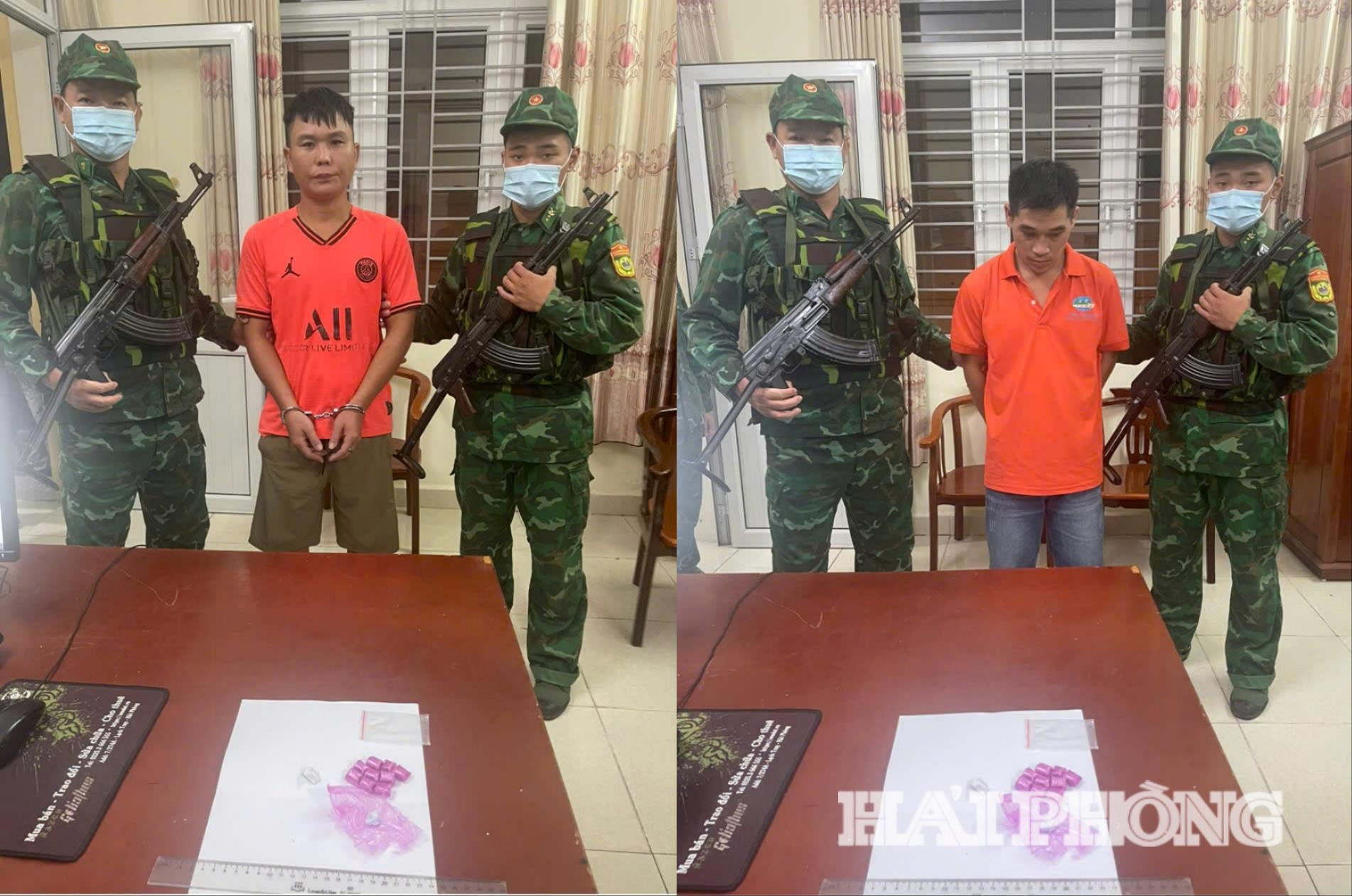 Đối tượng Nguyễn Khắc Trung (trái) và đối tượng Lại Văn Đức (phải) cùng tang vật vụ án