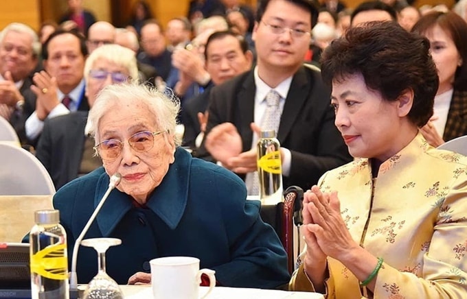 Bà Nguyễn Thị Bình (trái) phát biểu tại lễ kỷ niệm 50 năm ngày ký Hiệp định Paris, ở Hà Nội tháng 1/2023. Ảnh: BNG