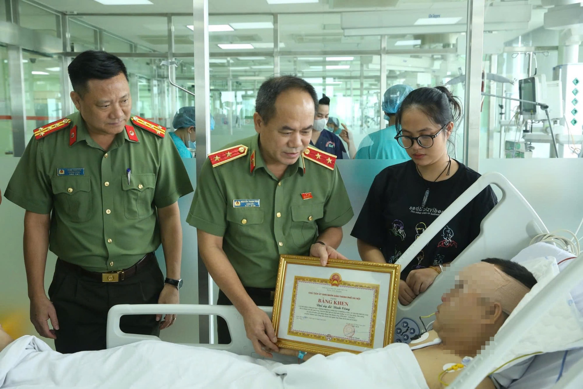 Trung tướng Nguyễn Thanh Tùng cùng đoàn công tác thăm hỏi, động viên Đại uý Lê Đình Công.