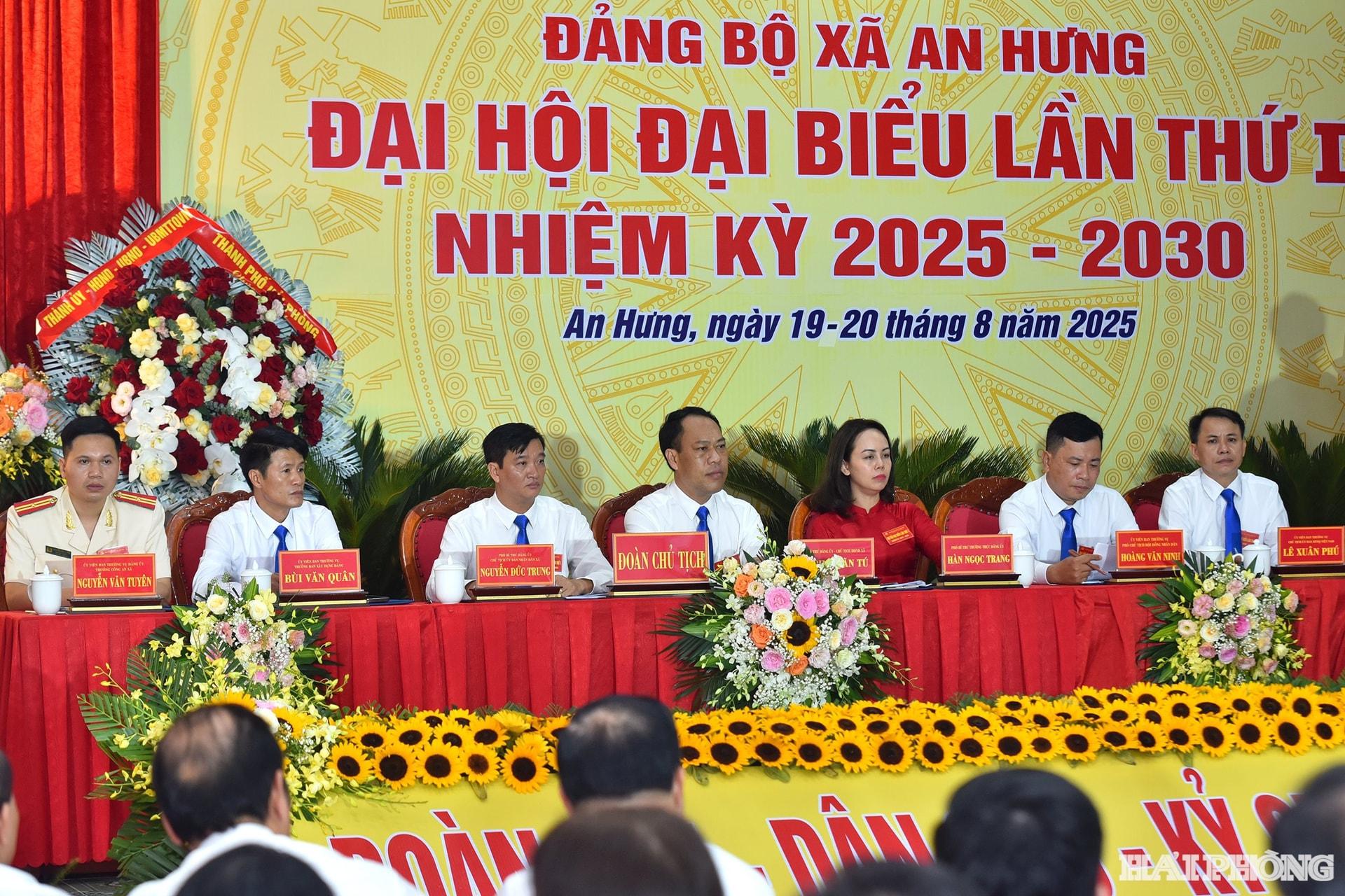 Đoàn chủ tịch điều hành đại hội.