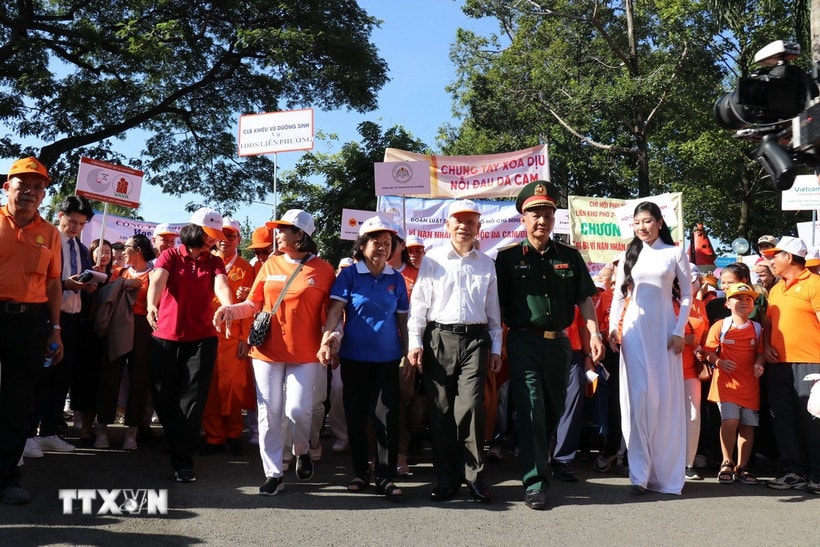 Nguyên lãnh đạo Đảng, Nhà nước; lãnh đạo UBND, Ủy ban MTTQ Việt Nam TP Hồ Chí Minh; đại diện cơ quan ngoại giao và đông đảo người dân tham gia đi bộ đồng hành “Vì nạn nhân chất độc da cam/dioxin năm 2025”. (Ảnh: Thanh Vũ/TTXVN)