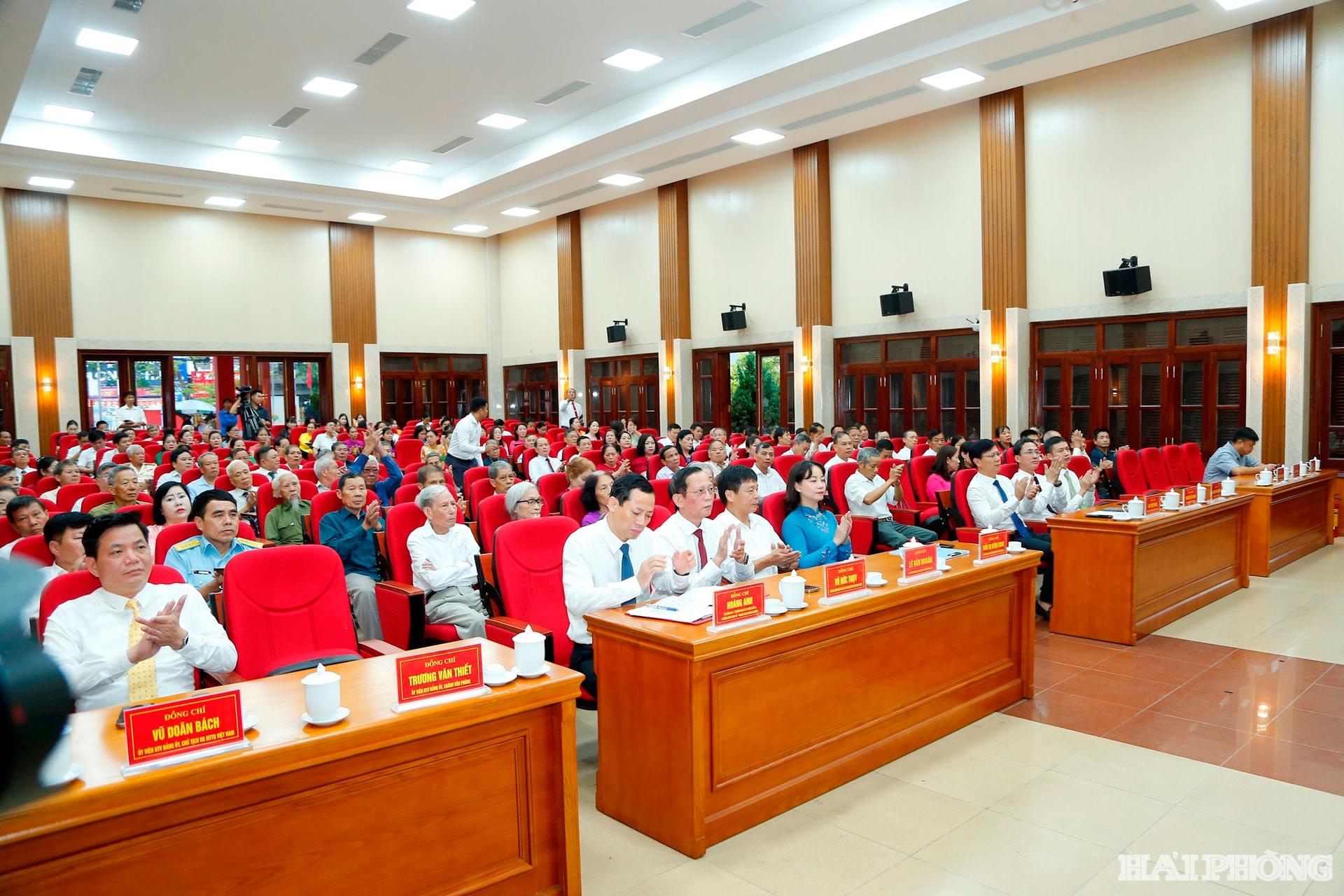 Các đại biểu dự lễ kỷ niệm.