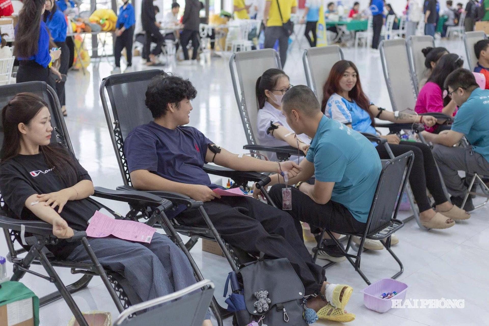 Sinh viên Trường Đại học Hải Phòng tham gia hiến máu