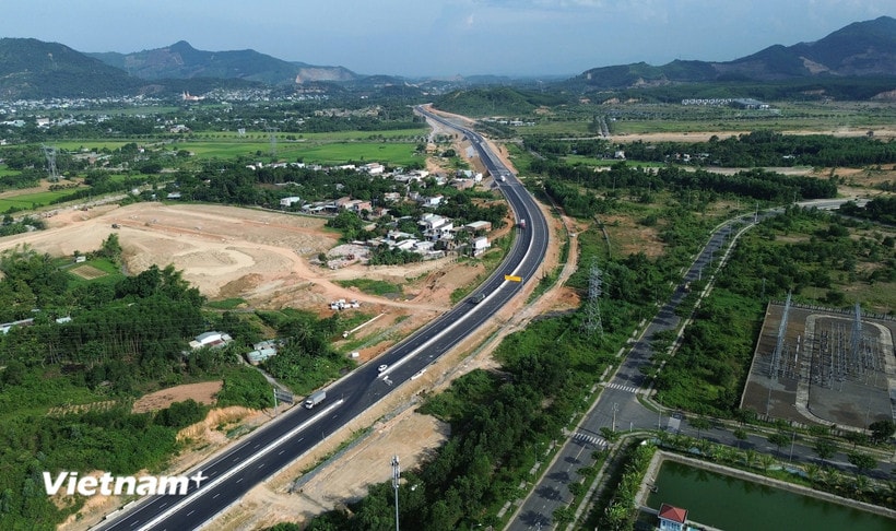 Dự án xây dựng đường cao tốc đoạn Hòa Liên-Túy Loan thuộc tuyến cao tốc Bắc-Nam phía Đông sẽ được thông tuyến vào ngày 19/8 tới đây. (Ảnh: Khánh Hùng/Vietnam+)
