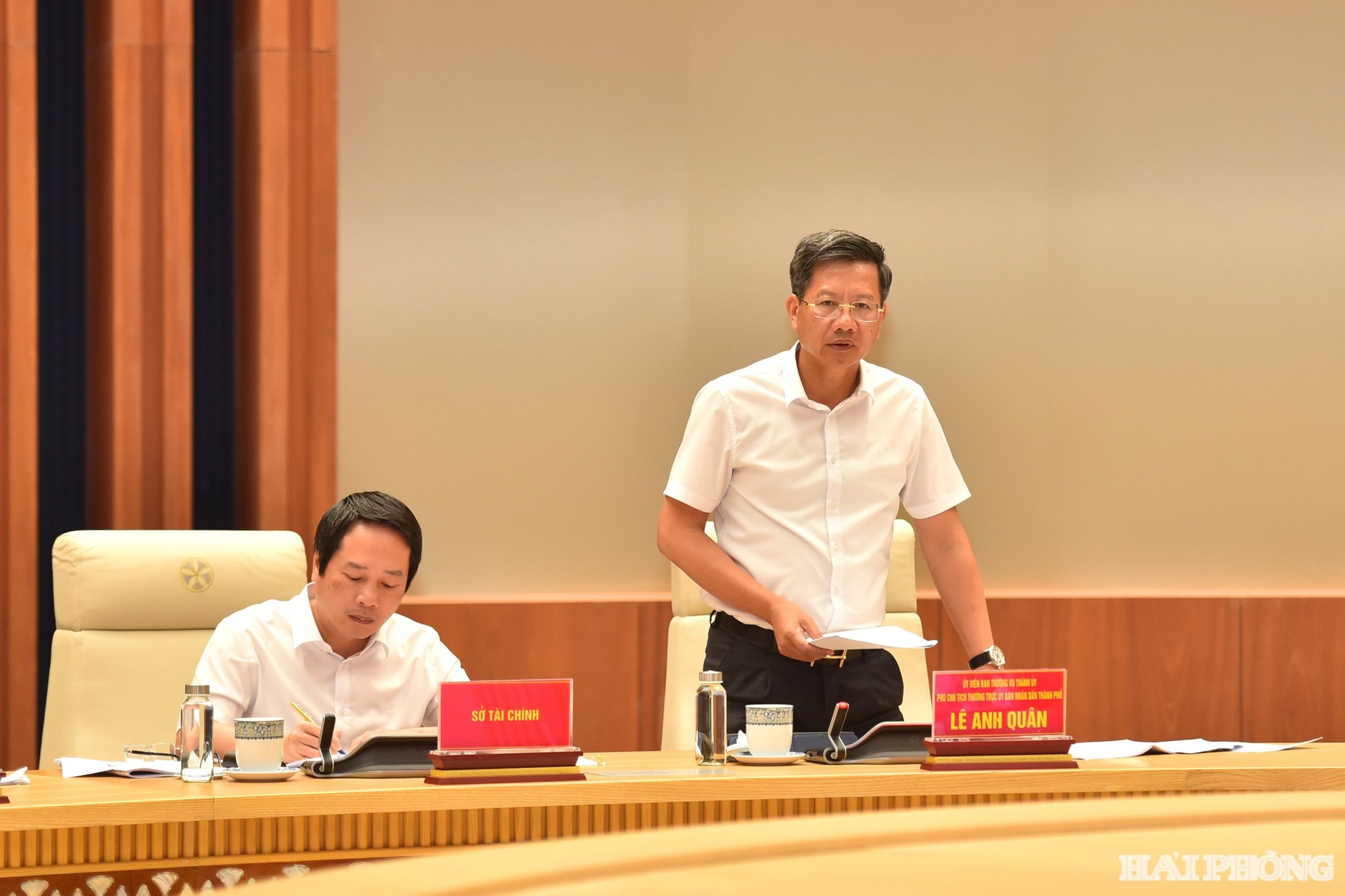 Đồng chí Lê Anh Quân, Phó chủ tịch Thường trực UBND thành phố phát biểu tại cuộc họp. Ảnh: Trung Kiên