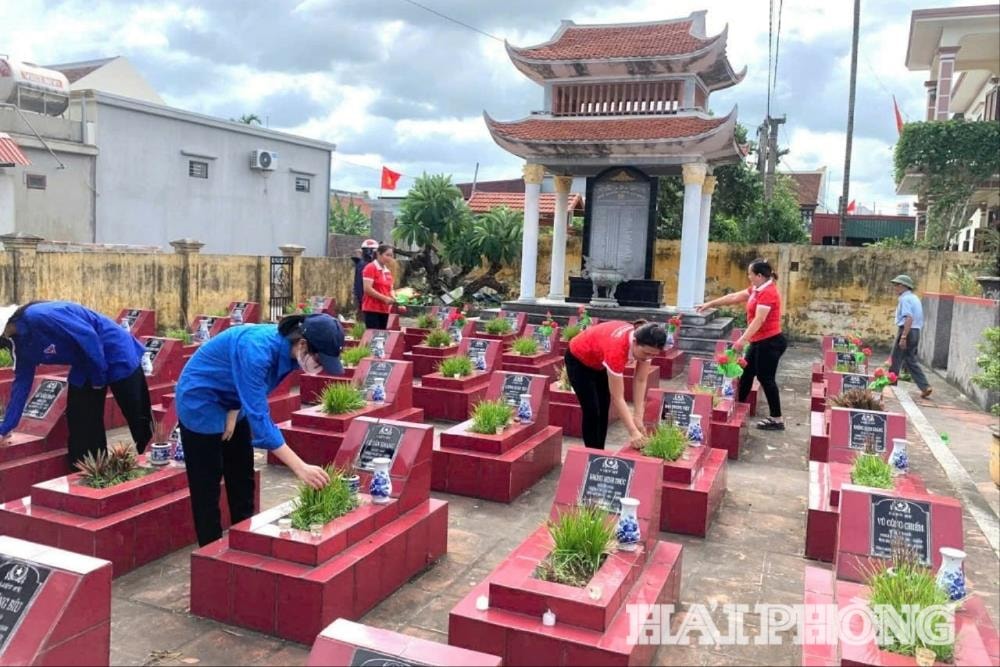 Đoàn viên thanh niên xã Vĩnh Am chỉnh trang nghĩa trang liệt sĩ địa phương