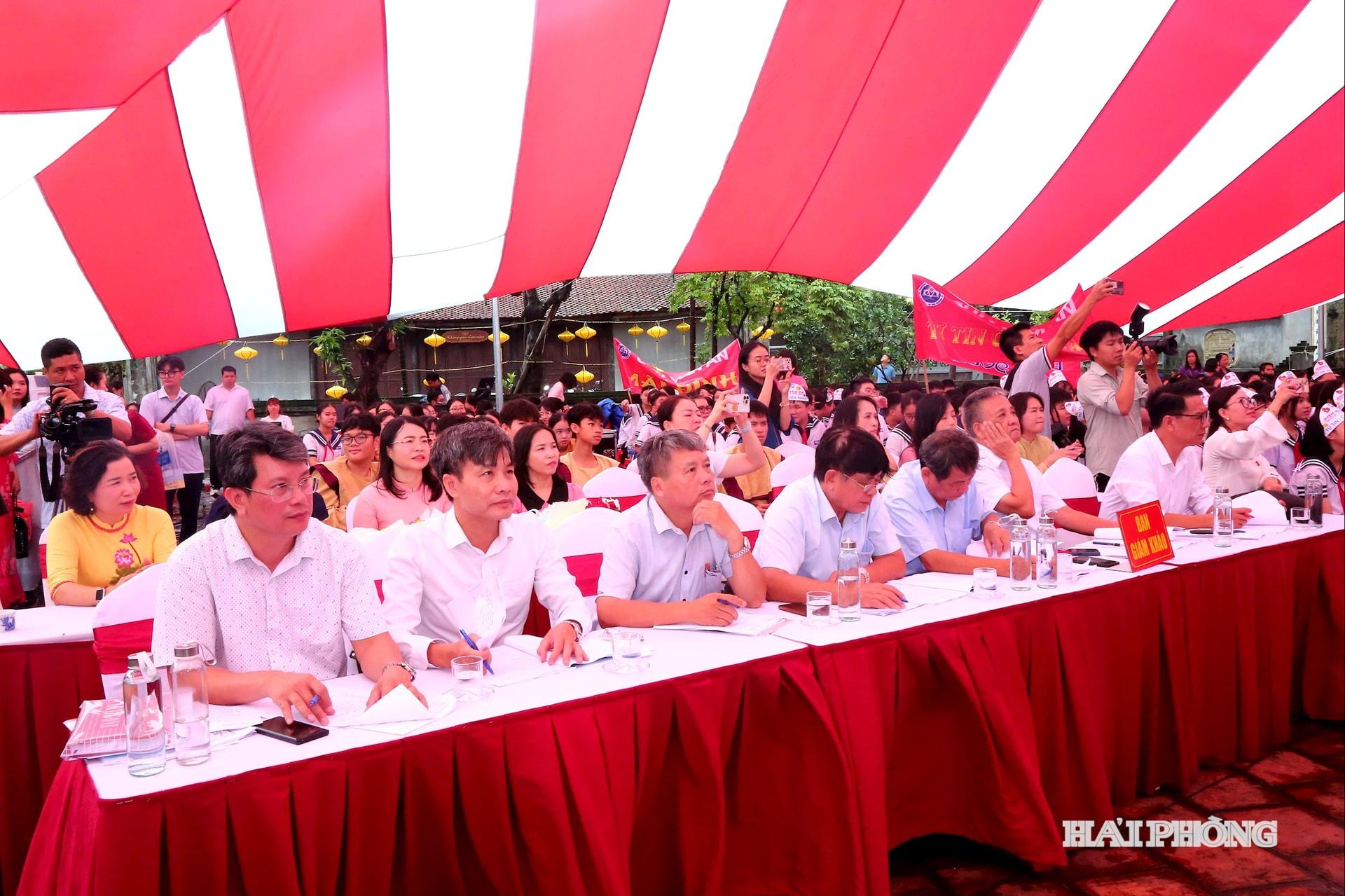 Các Ban giám khảo làm việc nhiệt tình, công minh để tìm ra đội chiến thắng