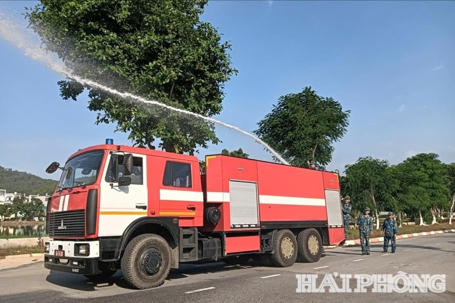 Các tổ, đội chiến thuật đồng loạt thực hiện nhiệm vụ: phục kích, nghi binh đánh lạc hướng, tuyên truyền giải tán đám đông; phối hợp áp sát, khống chế đối tượng xâm nhập. Chỉ trong ít phút, toàn bộ “kẻ đột nhập” bị vô hiệu hóa, mục tiêu bảo đảm an toàn tuyệt đối.