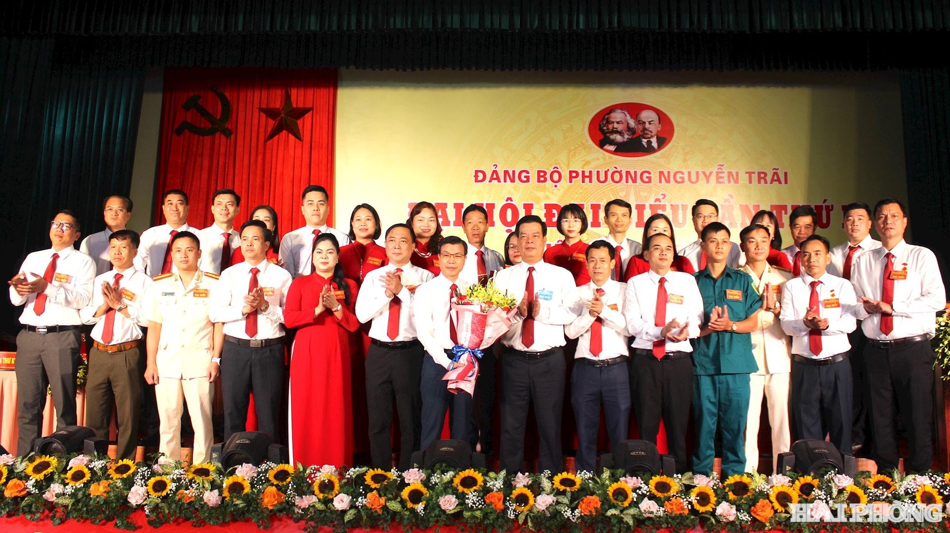 Đồng chí Phạm Văn Thép tặng hoa chúc mừng các đồng chí trong Ban Chấp hành Đảng bộ phường Nguyễn Trãi nhiệm kỳ 2025 - 2030