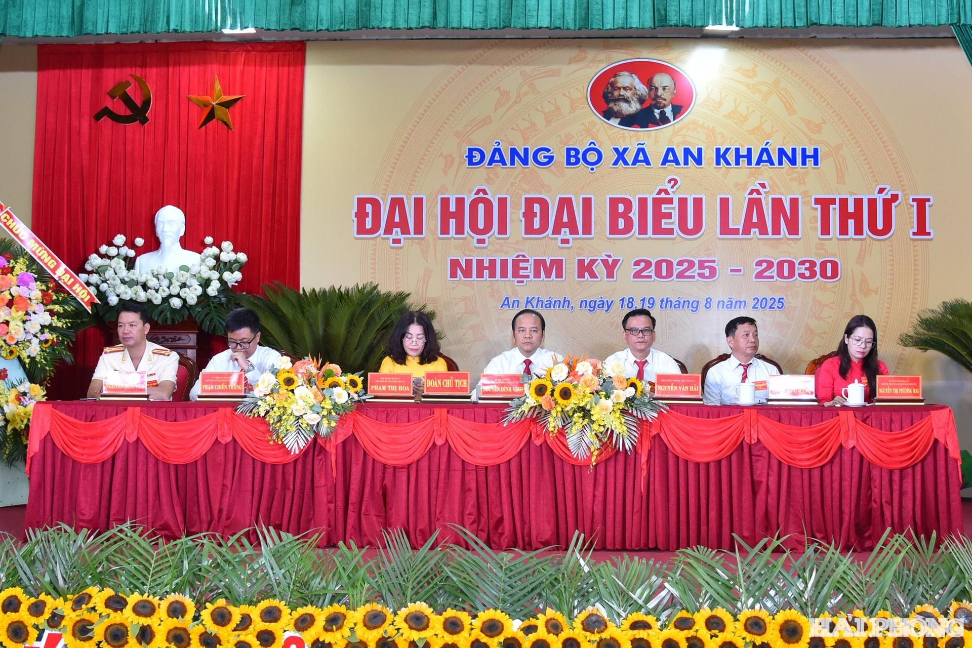 Đoàn chủ tịch điều hành đại hội.