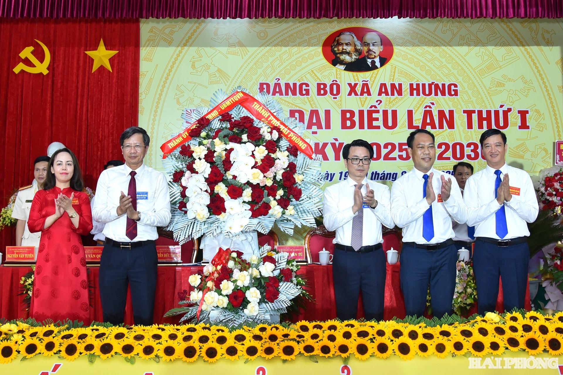 Các đồng chí: Lê Anh Quân, Phó chủ tịch Thường trực UBND thành phố; Lê Trí Vũ, Uỷ viên Ban Thường vụ Thành uỷ, Trưởng Ban Tổ chức Thành uỷ tặng hoa chúc mừng đại hội.