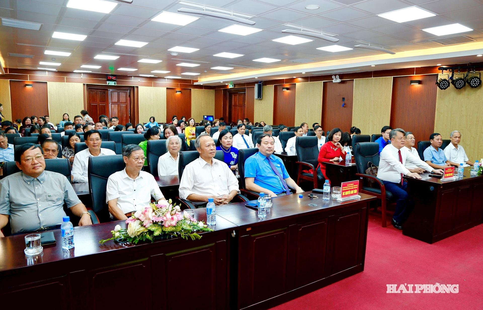 Các đại biểu dự hội nghị.