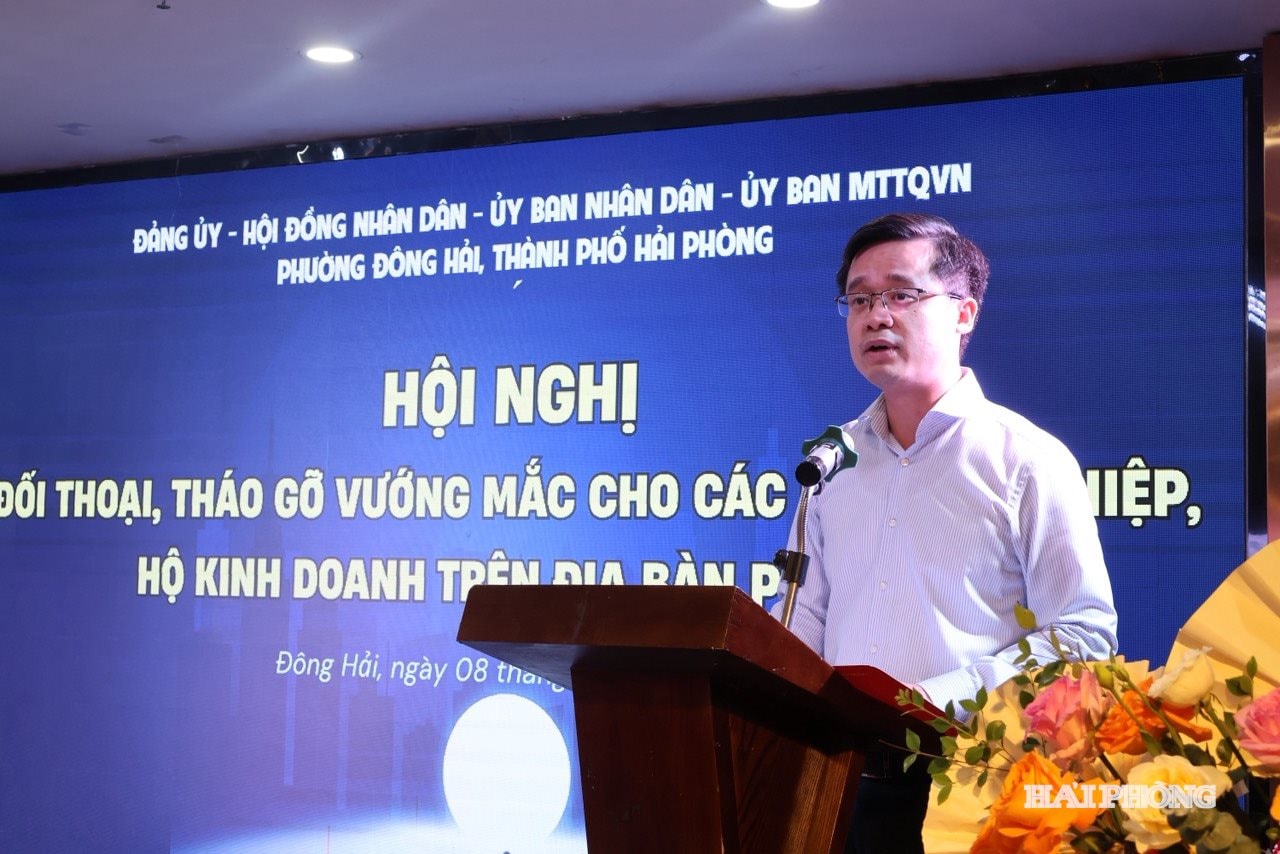 Lãnh đạo Đảng ủy phường Đông Hải phát biểu tại hội nghị