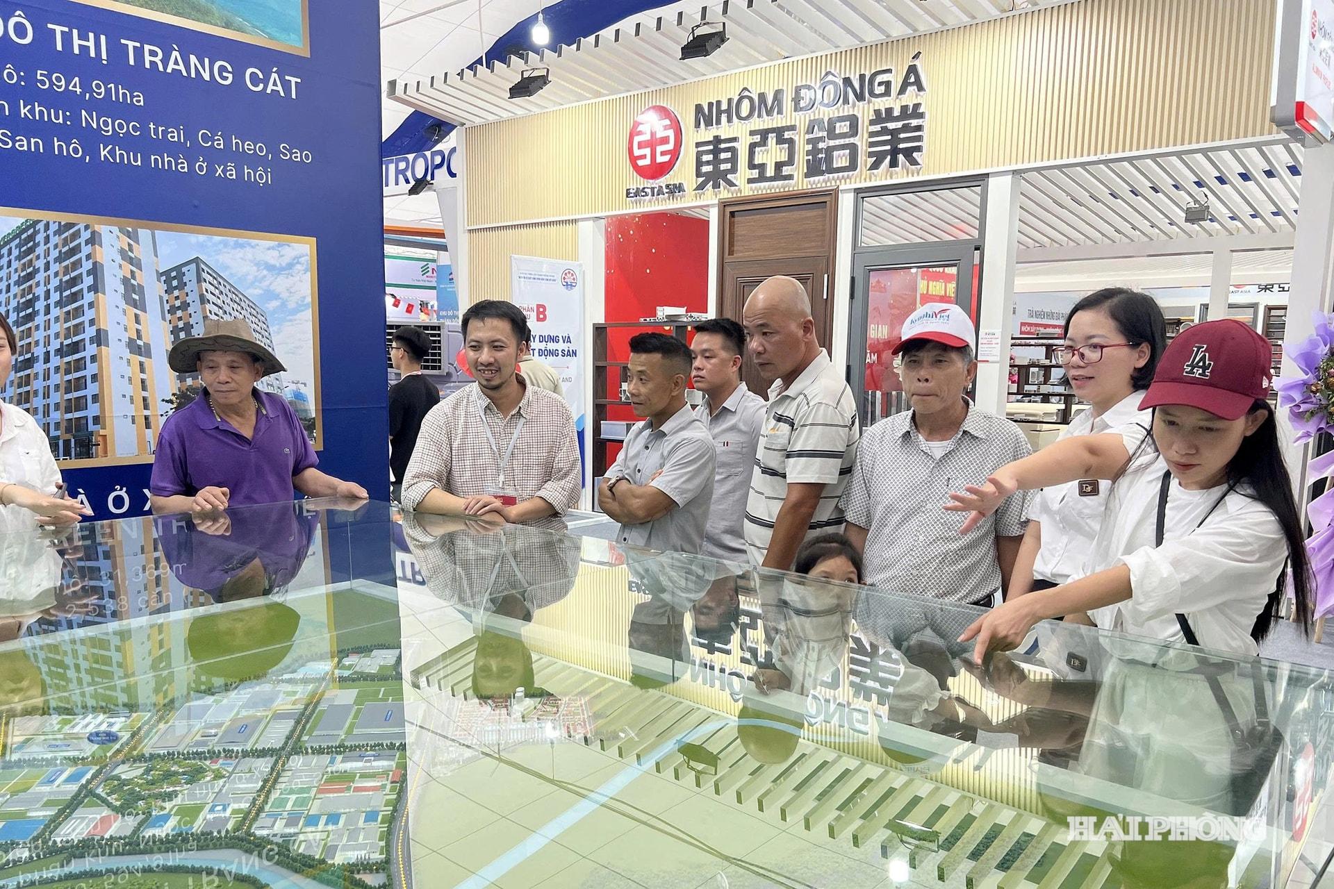 Khu trưng bày mô hình phối cảnh đô thị Hải Phòng thu hút đông đảo du khách tham gia tại Triển lãm thành tựu đất nước đang diễn ra tại Hà Nội