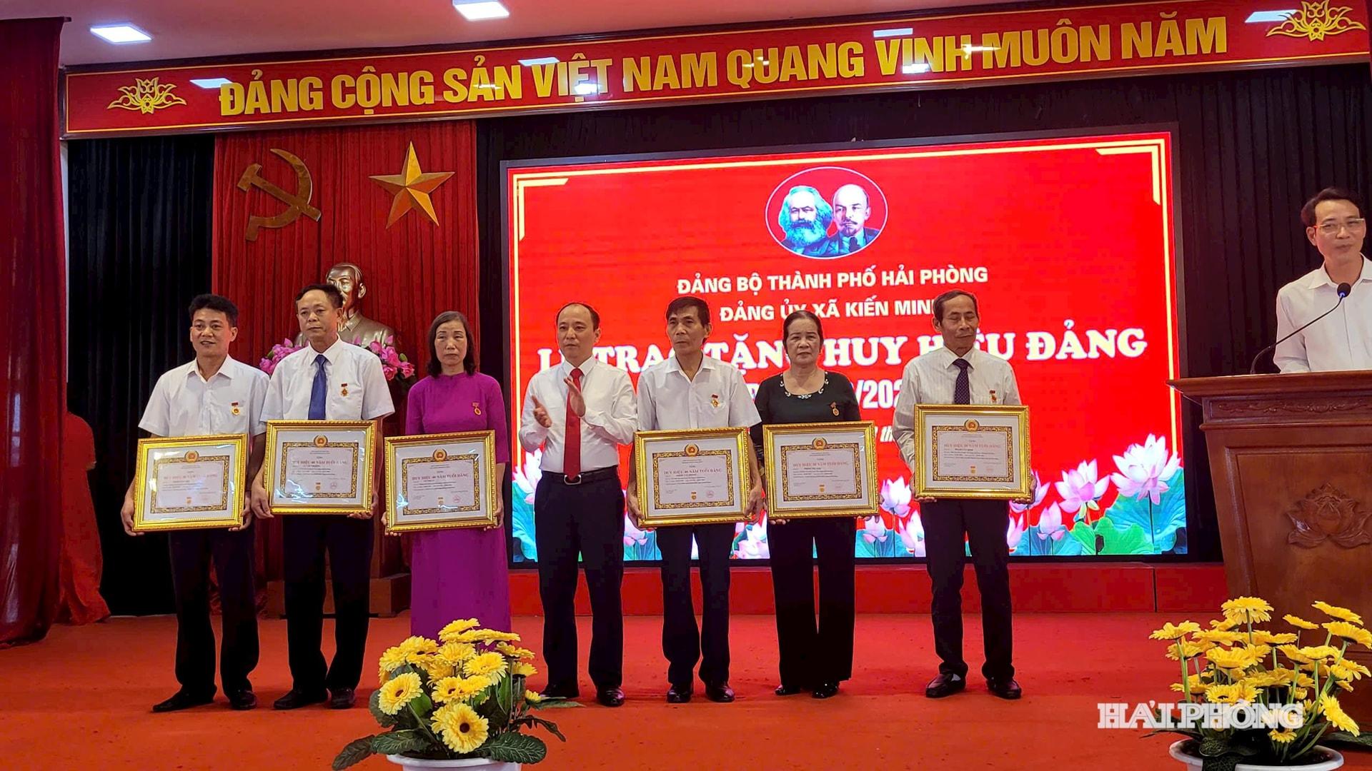Các đảng viên được nhận huy hiệu 40, 30 năm tuổi Đảng