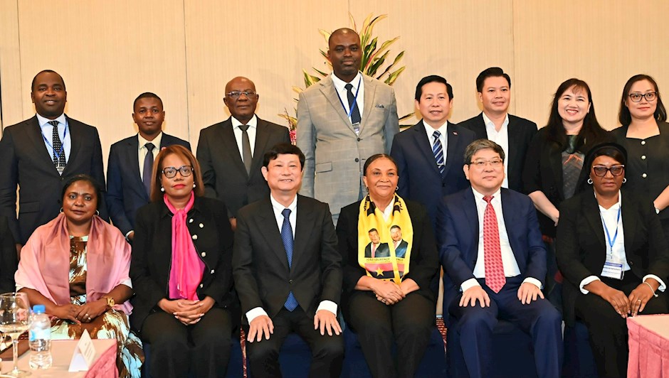 Các đại biểu chụp ảnh lưu niệm. Ảnh: SGGP