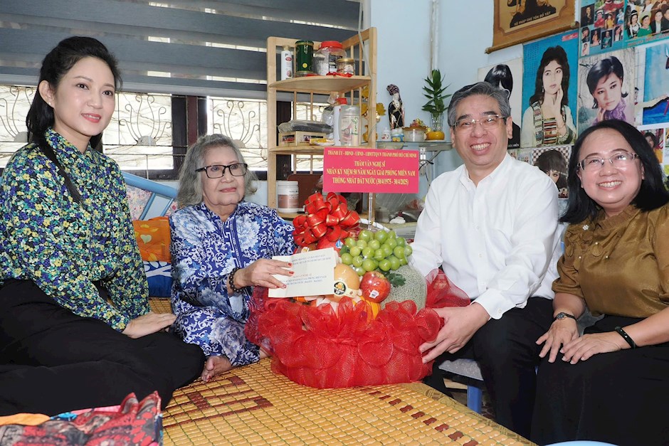 Phó Bí thư Thành ủy TPHCM Nguyễn Phước Lộc, Phó Trưởng Ban Tuyên giáo và Dân vận Thành ủy TPHCM Đinh Thị Thanh Thủy, Phó Giám đốc Sở VHTT TPHCM Nguyễn Thị Thanh Thúy thăm và tặng quà NSƯT Diệu Hiền. (Ảnh SGGP)