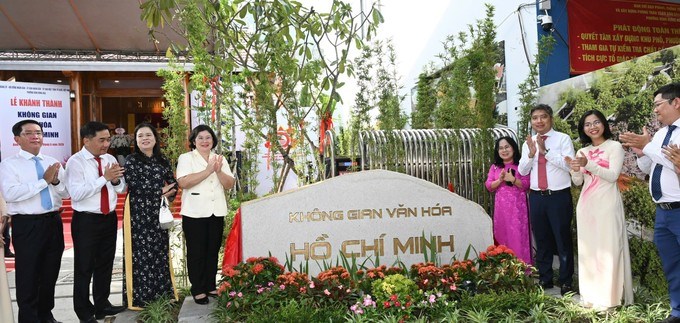 Đồng chí Văn Thị Bạch Tuyết, Phó Bí thư Thành ủy TPHCM và đồng chí Đinh Thị Thanh Thủy, Phó Trưởng Ban Tuyên giáo và Dân vận Thành ủy TPHCM dự lễ khánh thành. Ảnh: VIỆT DŨNG