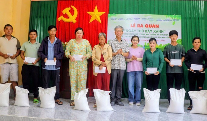 Trao quà đến các hộ dân khó khăn tại chương trình