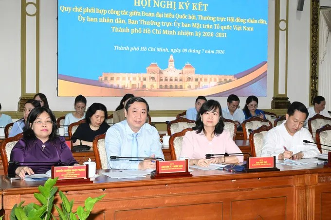Lãnh đạo HĐND TPHCM cùng các đại biểu dự hội nghị. Ảnh: VIỆT DŨNG