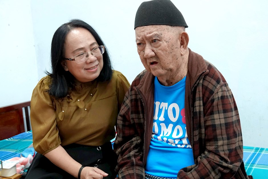 Phó Trưởng Ban Tuyên giáo và Dân vận Thành ủy TPHCM Đinh Thị Thanh Thủy thăm hỏi sức khỏe của nghệ sĩ Mạc Can (Ảnh SGGP)