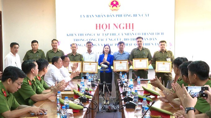 Biểu dương thành tích của các lực lượng trong công tác trợ giúp nhân dân. (Ảnh: SGGP)