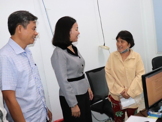 Đồng chí Trương Thị Bích Hạnh thăm hỏi người dân đến giao dịch tại phường Vĩnh Hội