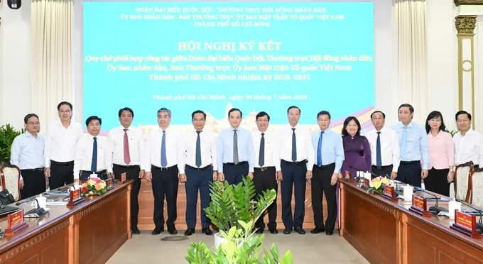 Bí thư Thành ủy TPHCM Trần Lưu Quang cùng lãnh đạo Đoàn ĐBQH, Thường trực HĐND, UBND TPHCM, Ban Thường trực Ủy ban MTTQ Việt Nam TPHCM. Ảnh: VIỆT DŨNG