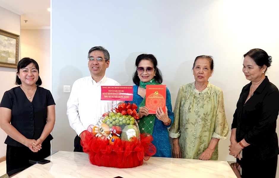 NSND Trà Giang vui mừng và hạnh phúc khi nhận được sự quan tâm, thăm hỏi ân cần của đoàn lãnh đạo (Ảnh SGGP)